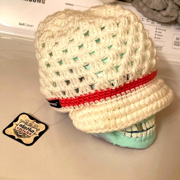 Alaska Chicks Hand Knitted Women’s Hat NEW - Picture 1 of 3